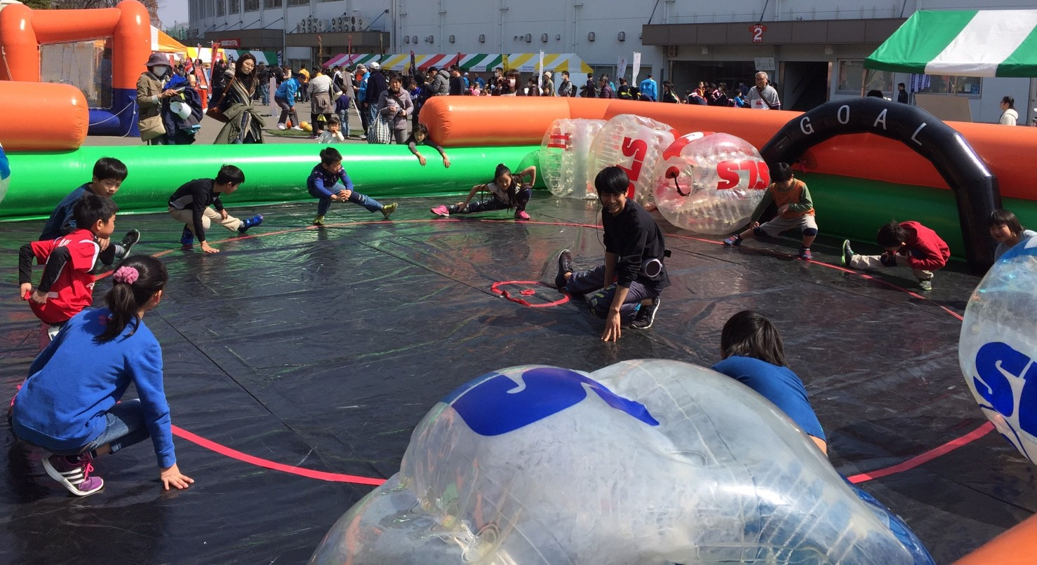 「越谷サンシティ」サンシティ広場にてバブルサッカーで遊ぼう！